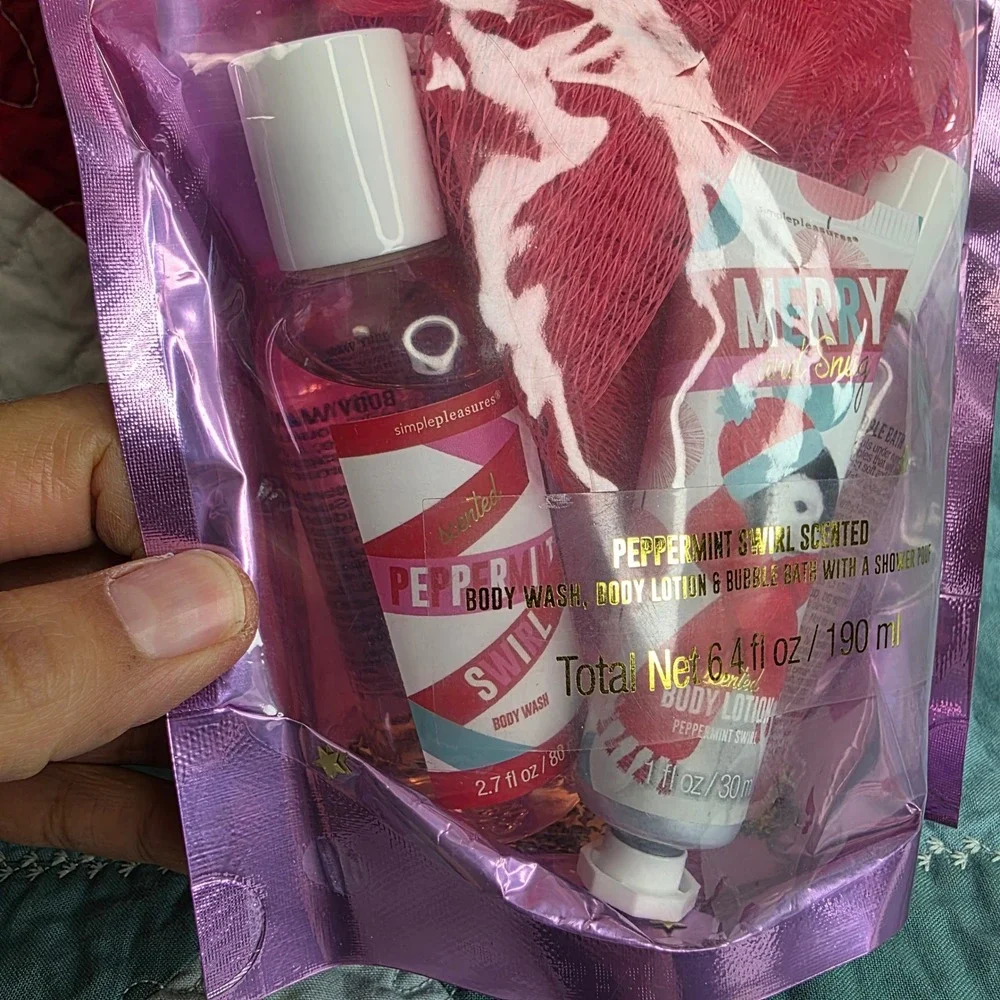 Simple Pleasures Peppermint Swirl Bath Collection 4pc Gift Set 2019 Penguin Pink